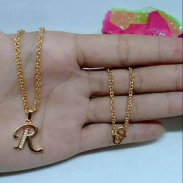 Kalung liotin huruf R