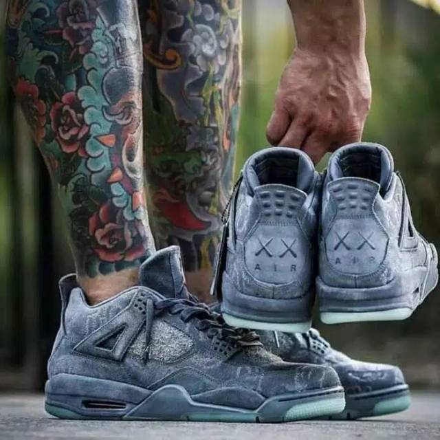  Sepatu  Nike  Air  Jordan  4  KAWS Retro  Cool Grey Premium 