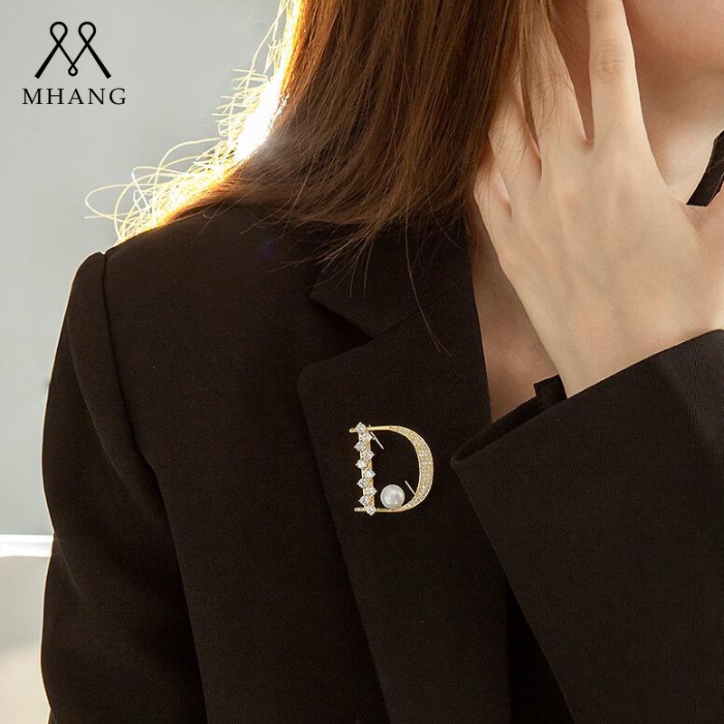 Bros Pin Bentuk Huruf D Hias Mutiara Berlian Zircon Anti Silau