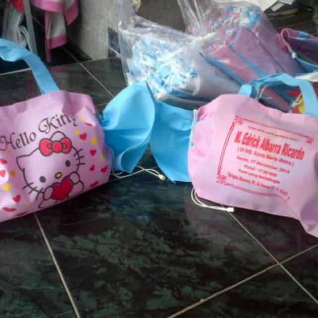 

Tas Souvenir ultah permen karakter hello kitty plus sablon nama