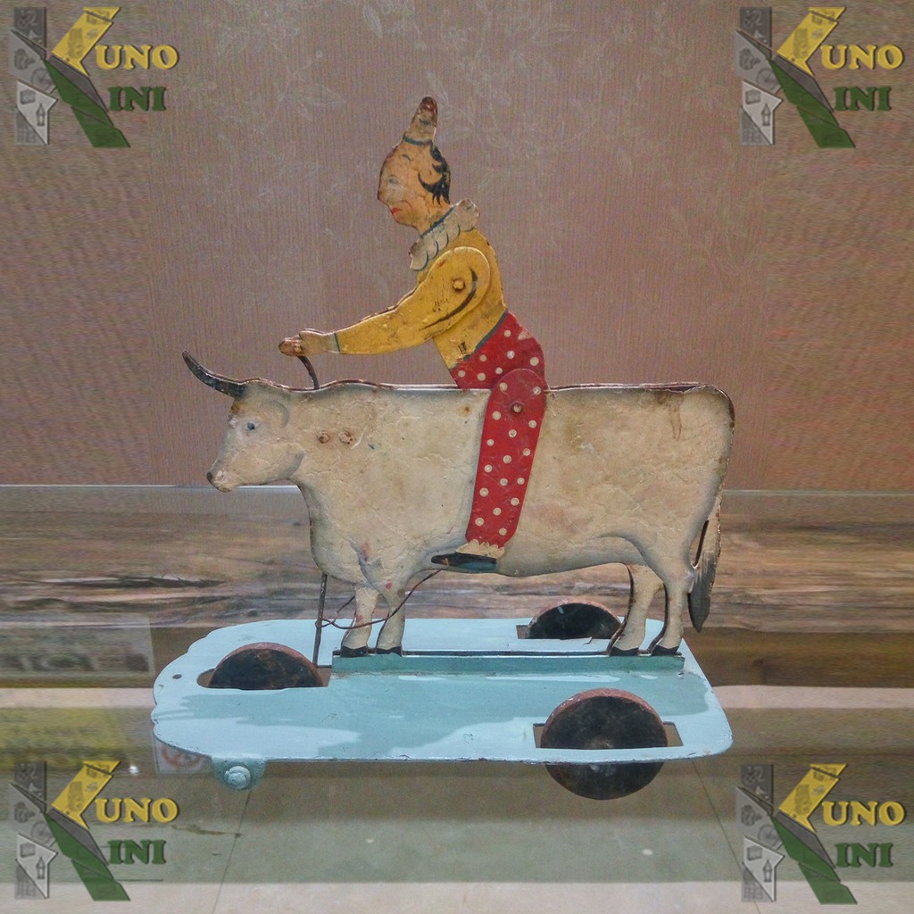 BARANG ANTIK MAINAN DORONG ORANG PENGGEMBALA SAPI