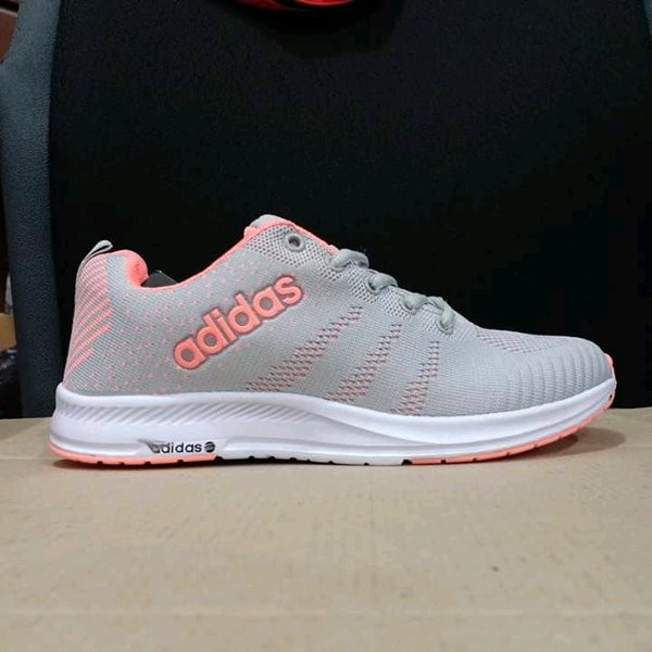 sepatu Adidas - sepatu olahraga wanita