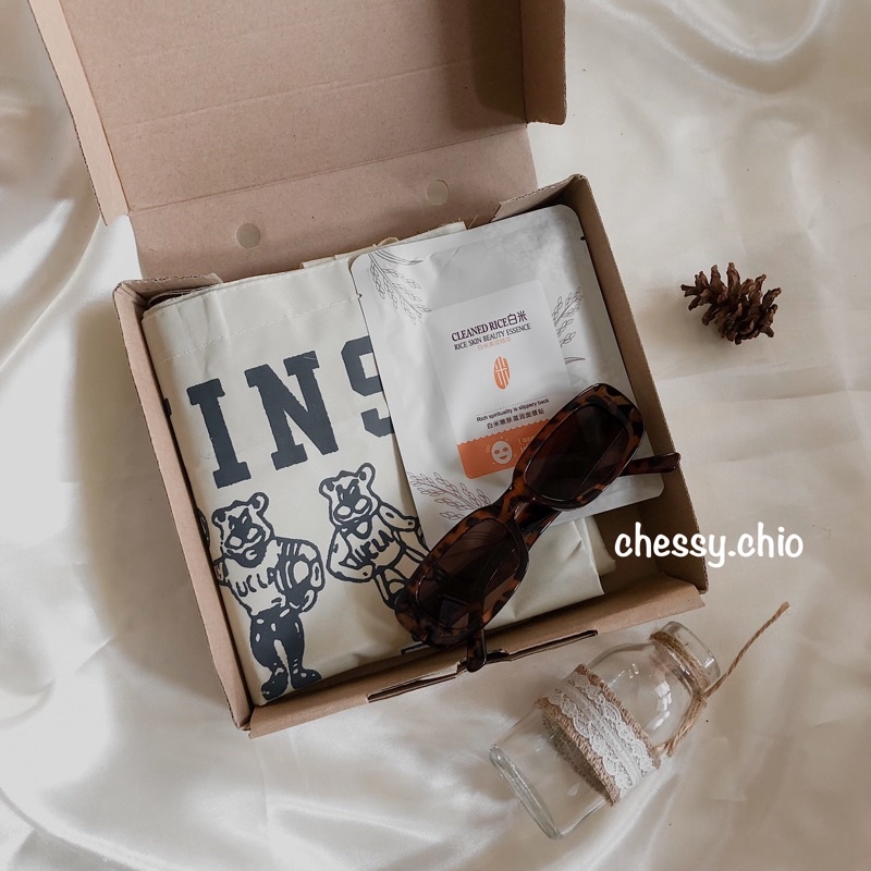 

GIFT BOX HAMPERS/GIFT ULANG TAHUN/WISUDA/ GIFT VALENTINE CUSTOM FREE GIFT FOR MAN OR GIRL