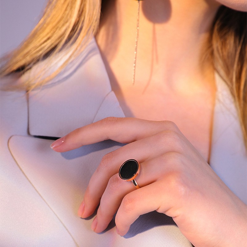 Cincin Titanium Premium Anti Karat Lapis Emas 18K Bentuk Bulat Bahan Warna Hitam