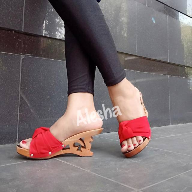 Wedges clasik wanita/kelom ukir bambu/sendal kayu wanita