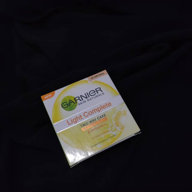 Garnier Light Complete Face Powder Two Way Cake - Natural