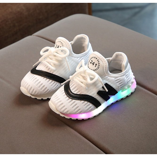 Sepatu Sports  sneaker fhesion import Nike LED lampu Anak-anak 6Tahun Size 30 terbaru