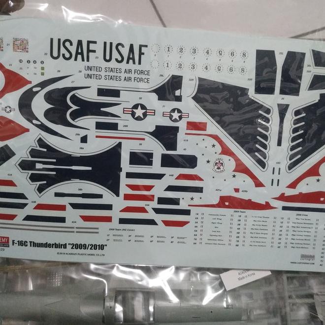 Pesawat F-16C Thunderbirds 2009/2010 1/72 Model Kit Academy New Tool