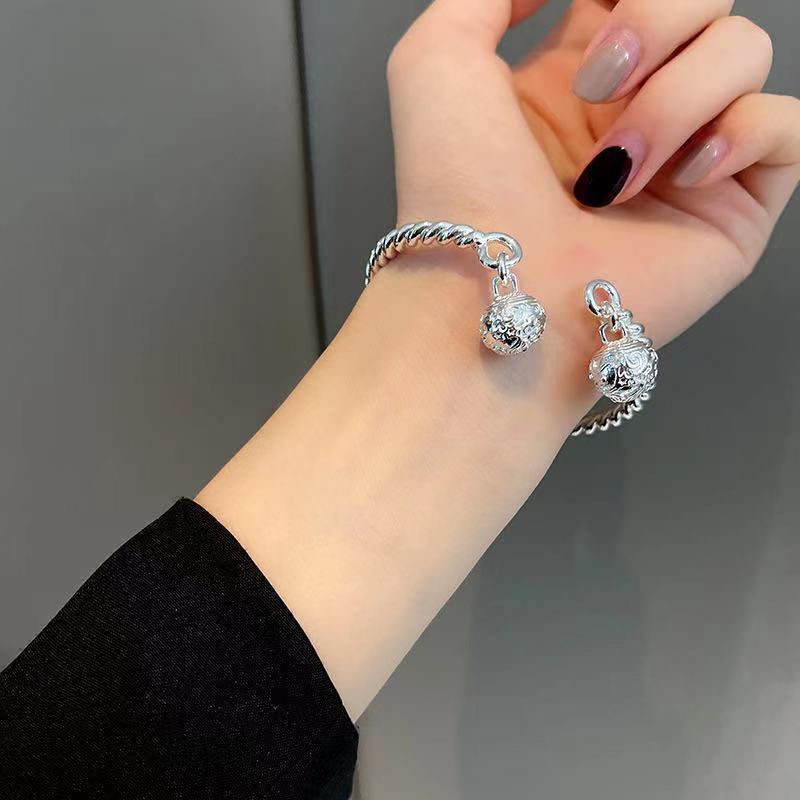 Gelang Tangan Rantai Aksen Lonceng Bahan Alloy Warna Silver Untuk Wanita