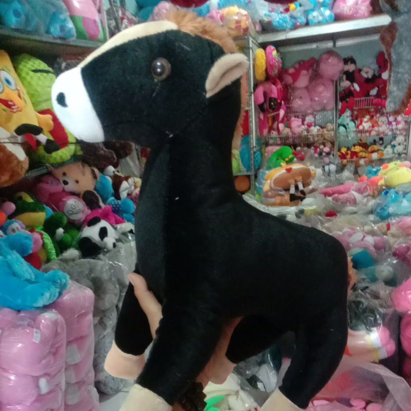 boneka kuda hitam