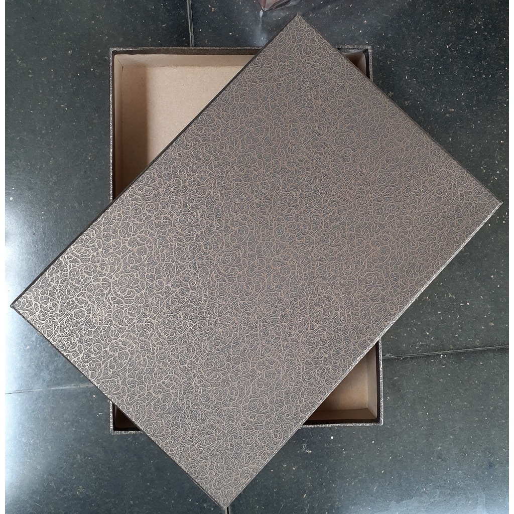 

Box hardboard lapis fancypaper ukuran 32.5x22.5xtinggi 5 cm dengan defect di bagian dalam