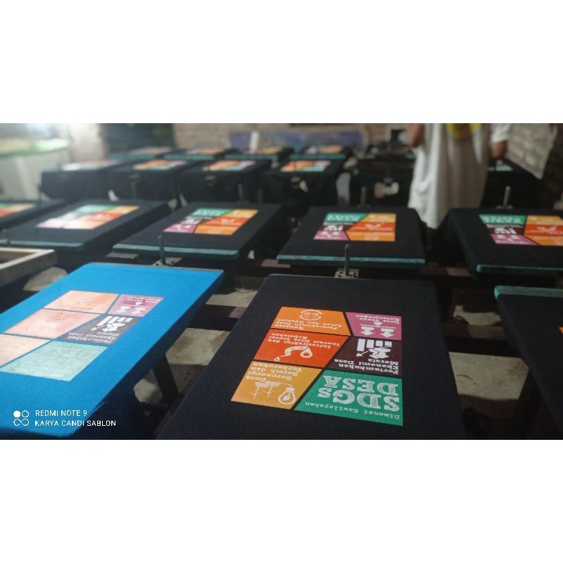 Kaos keren / komunitas / kelas /desain sesukamu