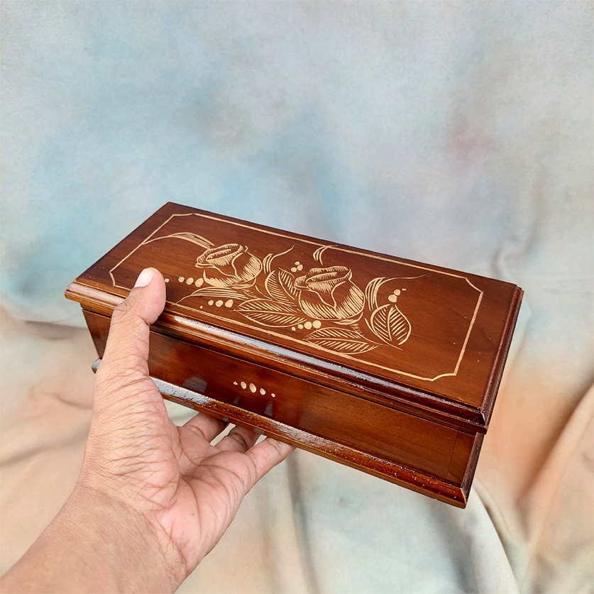 Kotak Tempat Perhiasan Motif Cukit Kembang Souvenir Kerajinan Kayu