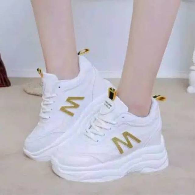 Sepatu sneakers wanita fashion M