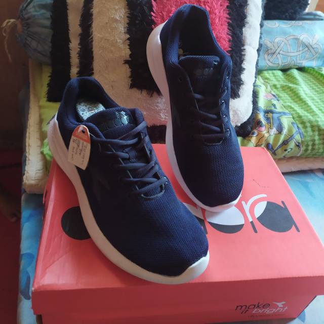 Sepatu diadora running