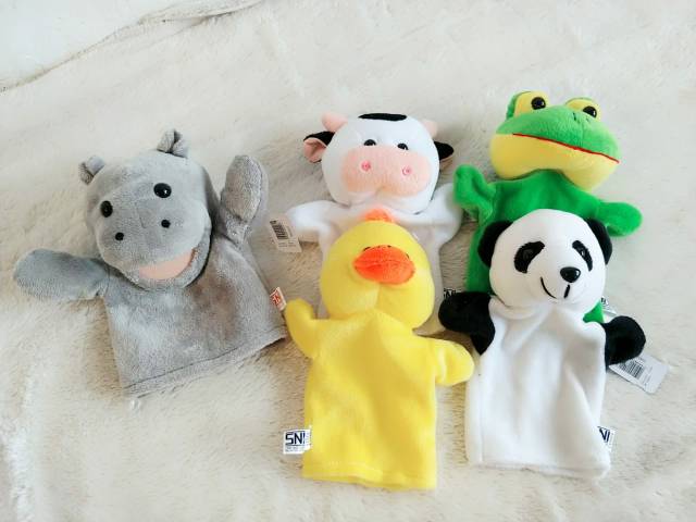 Boneka tangan karakter