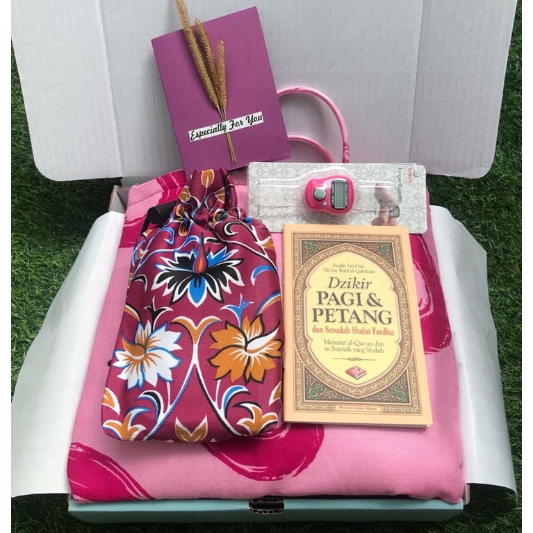 Gift Box/Kado Ulang Tahun/Kado Wisuda/Hampers/Kado pernikahan/Paket Alat Sholat/Gift Box Birthday/We
