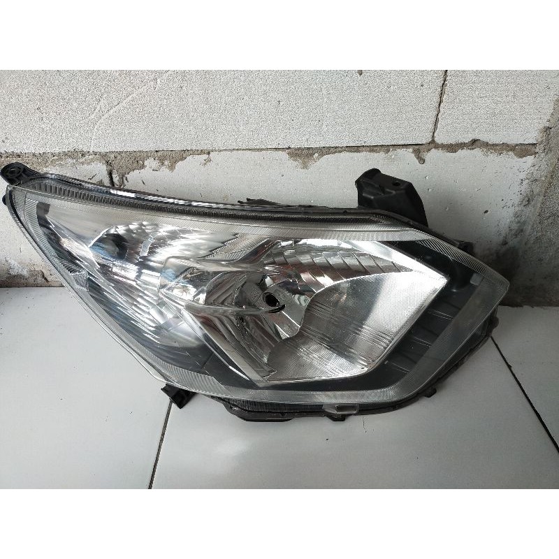 lampu depan Toyota calya /sigra