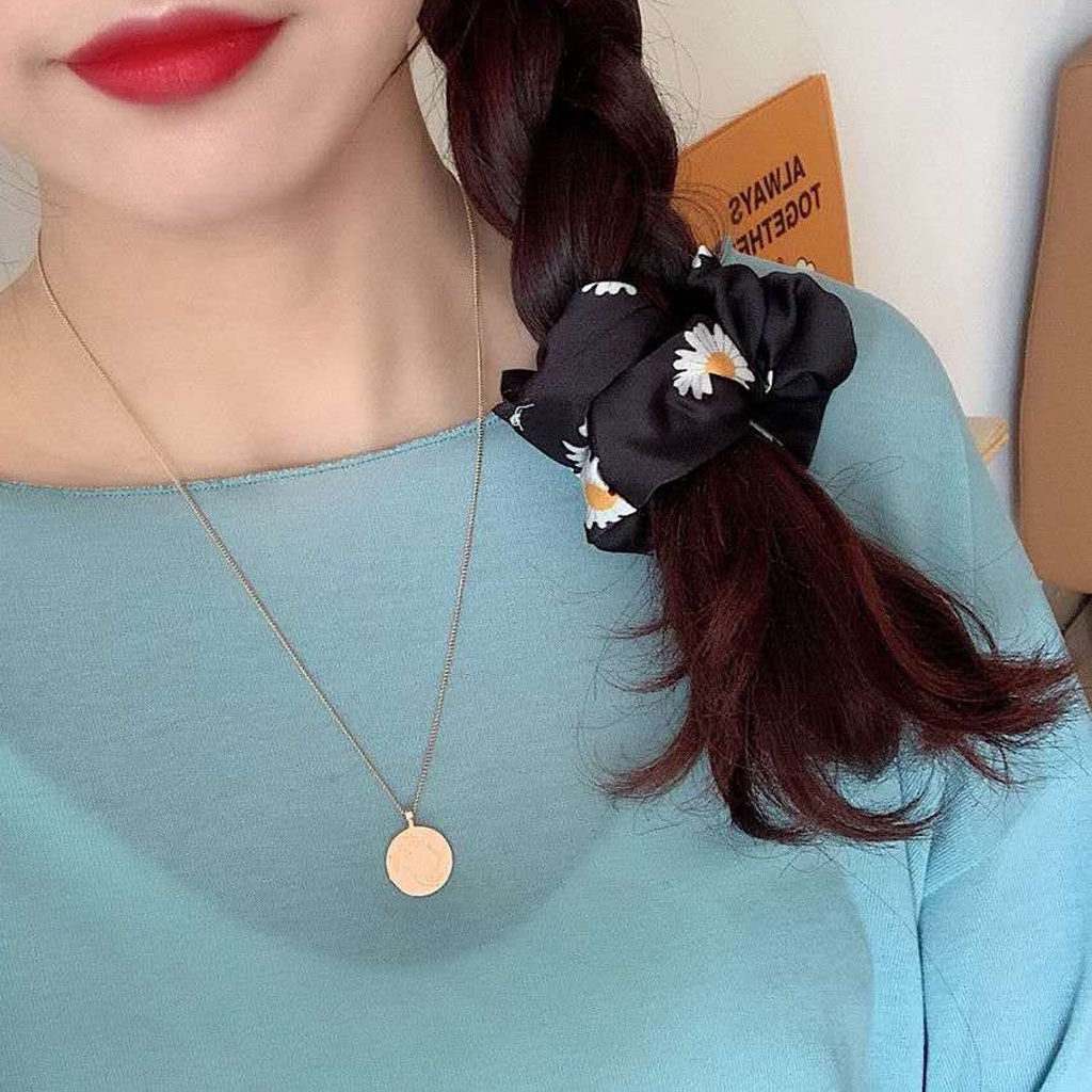 MurmerOfficial Srunchie Ponytail Model Bunga Daisy Bahan Satin Karet Elastis Gaya Korea Untuk Wanita A069