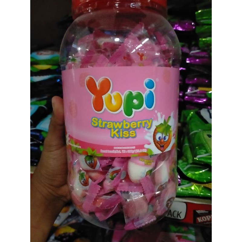 

Yupi kiss strawberry 300 gram isi krg lebih 130pcs per toples