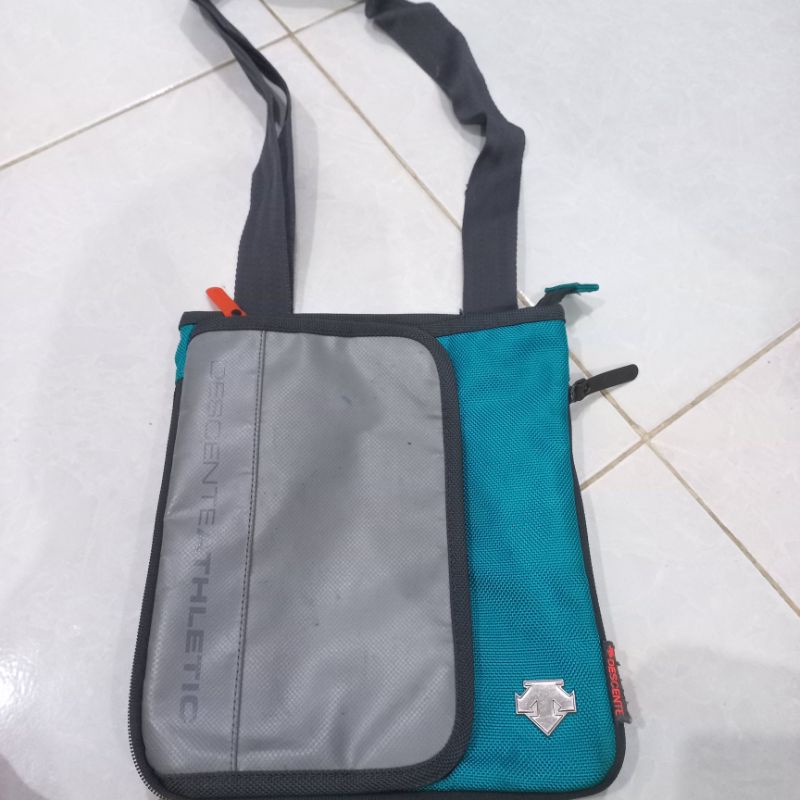 DESCENTE SLING BAG TAS COWO LAKI LAKI PRIA