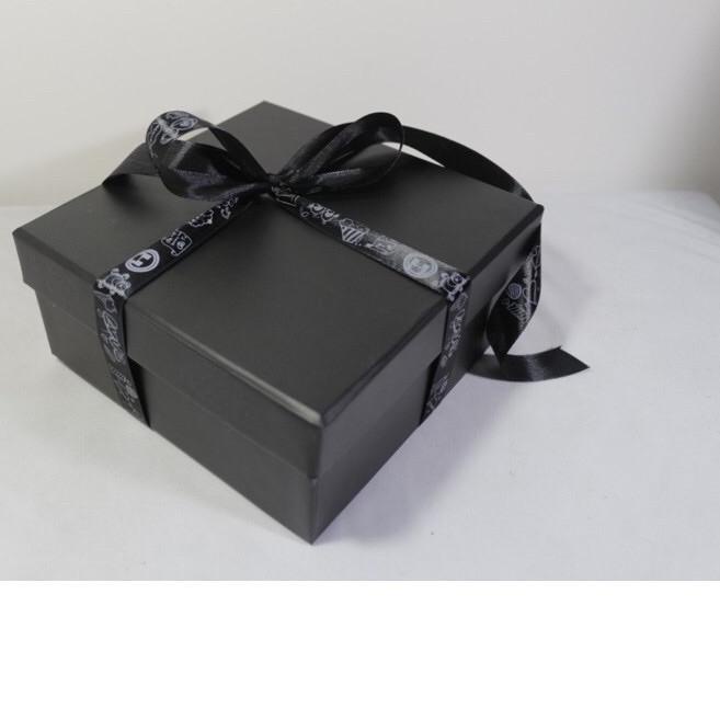 

hardbox full black dengan pita black model party cocok untuk hampers, kado, gift