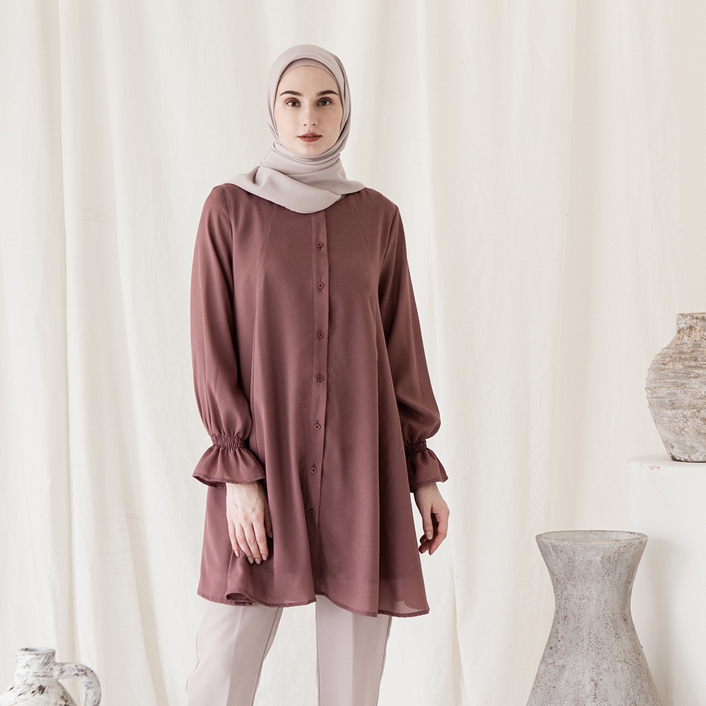 Maula by Aska Label - Tunik wanita full kancing atasan blouse Muslim lengan panjang dengan detail kerut pada lengan warna Dusty Blue, ungu Lilac, Plum, Dark Grey