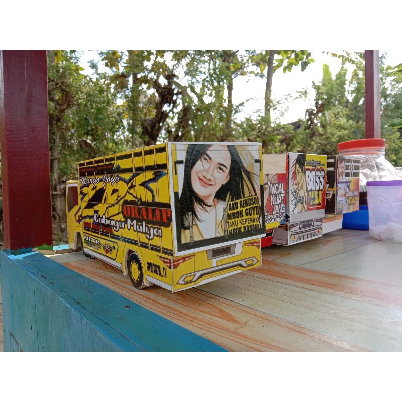MINIATUR TRUK FUSO ASLI MAINAN ANAK HIASAN RUANG TAMU TRUK FUSO GIGA BAHAN KAYU TEBAL VARIASI STIKER