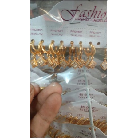 anting jepit bermotif persegi permata