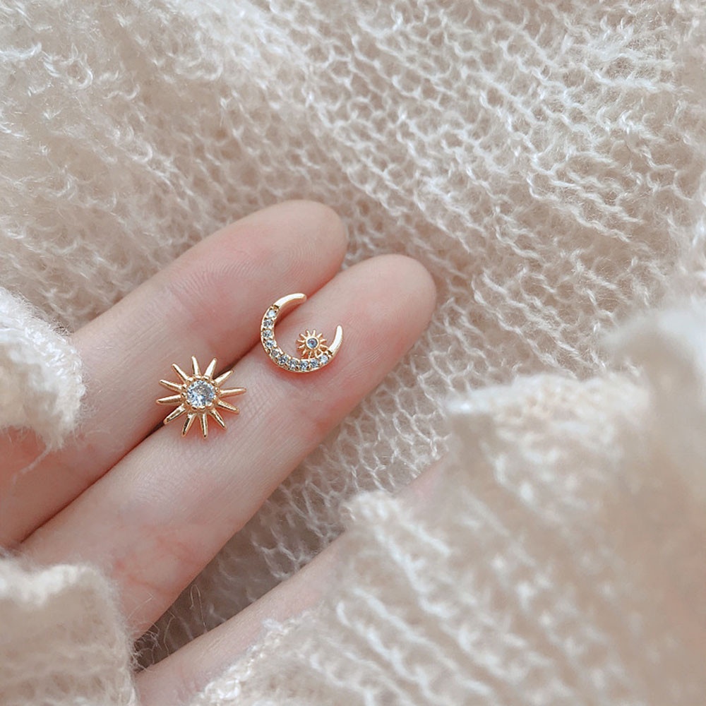 (Aaoottuuoo5.Id) Anting Tusuk Gantung Asimetris Desain Matahari / Bulan Gaya Retro / Elegan Untuk Wanita