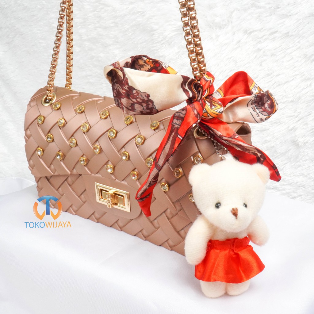 Tas Jelly Matte Anyam Diamond Uk 22 Cm (Gratis Boneka &amp; Syal)