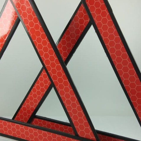 SEGITIGA PENGAMAN MOBIL