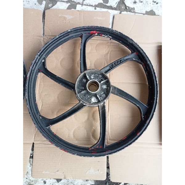 velg belakang yamaha vega lama palang 6 meros.panel kampas kecil.pnp yamaha f1zr-barang second copot