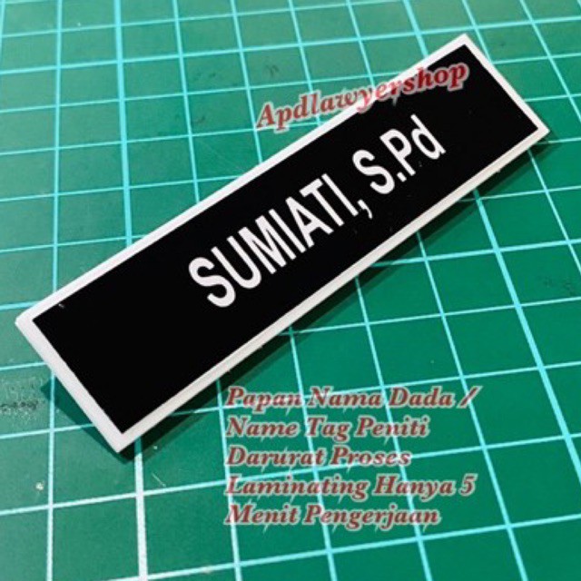 

Papan Nama Dada / Name Tag Peniti Darurat Laminating Akrilik 2cm x 8cm Tebal 2mm ORIGINAL