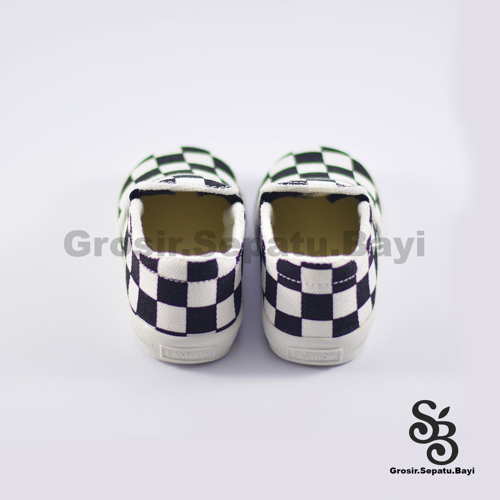 sepatu anak slip on motif catur murah