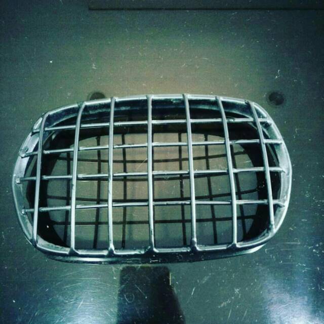 Grill lampu depan vespa PX / PXE bahan besi warna hitam