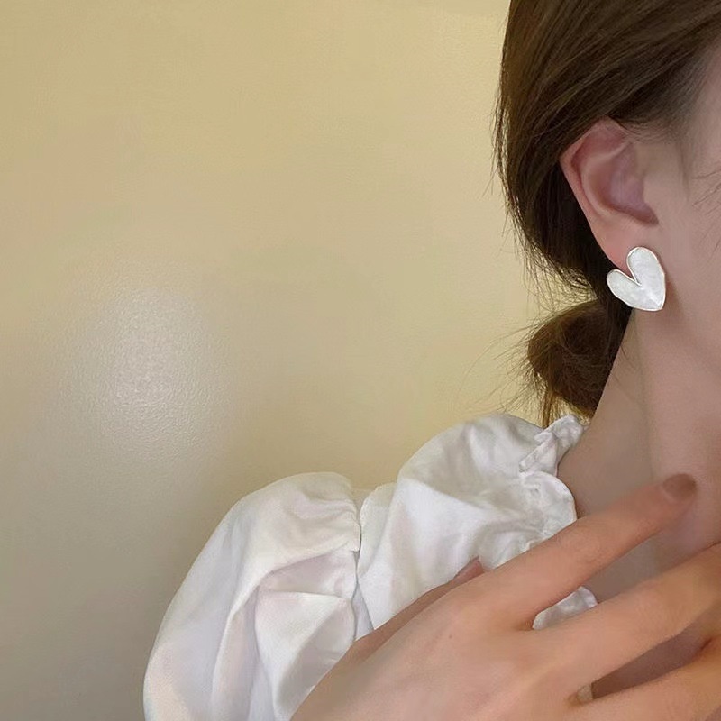 Anting Stud Desain Hati Besar Warna Putih Gaya Korea Minimalis Untuk Wanita