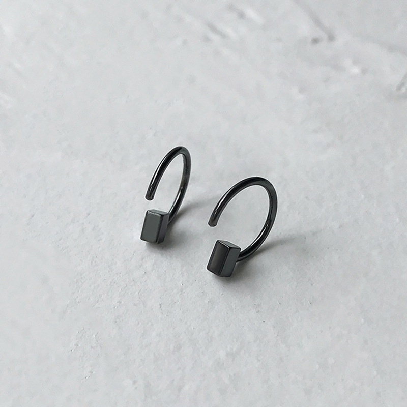 2021 Anting Persegi Kecil Perak Mini Baru Anting Logam Hitam Keren Yang Dipersonalisasi Aksesoris Fashion Wanita