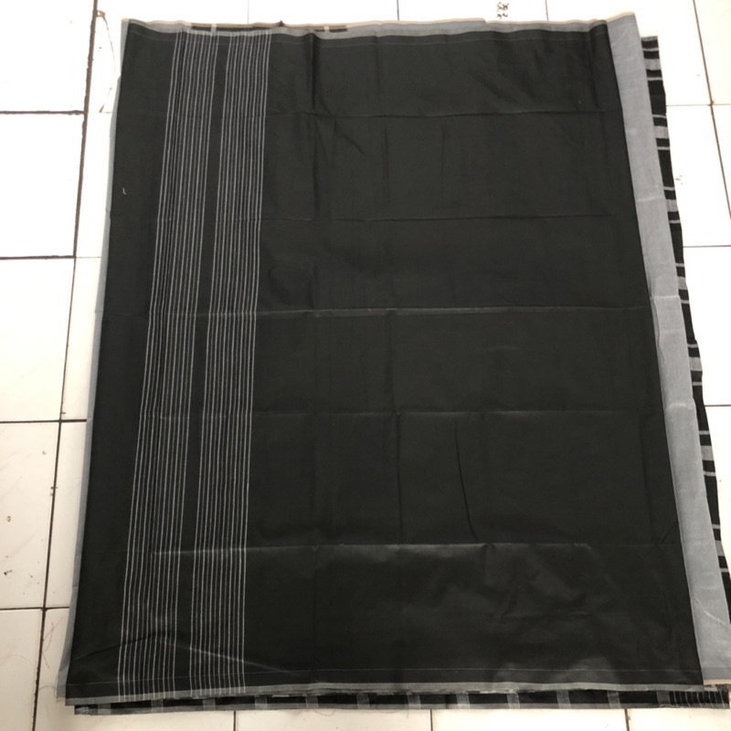 Sarung tenun pria hitam putih