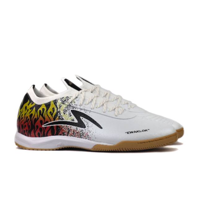 Sepatu Futsal Specs Accelerator Lightspeed II 2 Klok SE IN - White / Gold Original