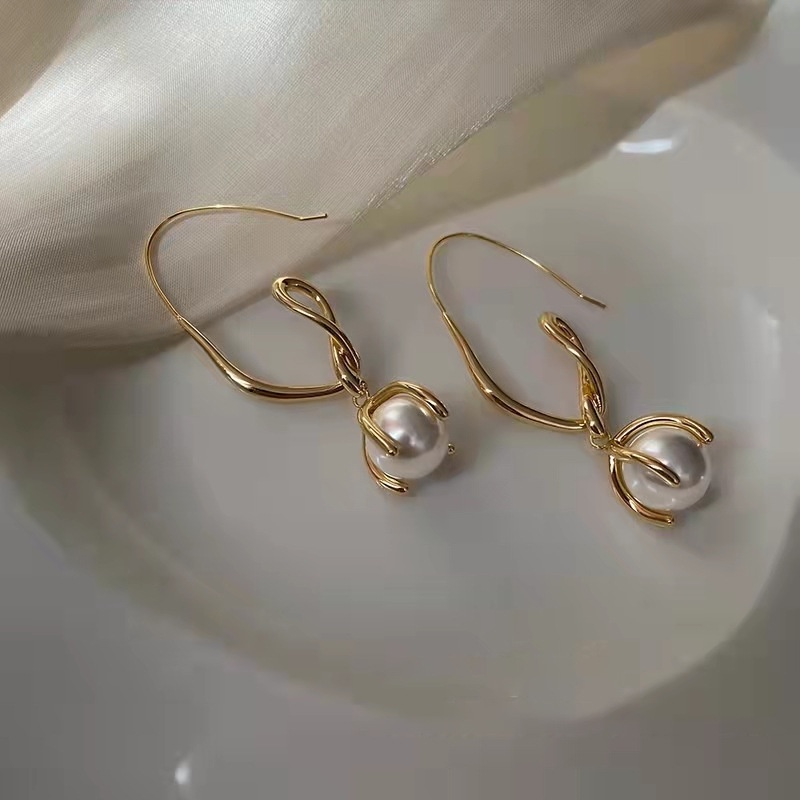 Anting Mutiara Model Twisted Lines Untuk Wanita