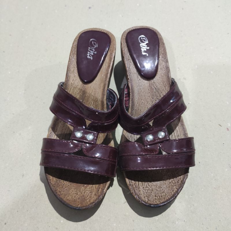 Sandal kayu otha