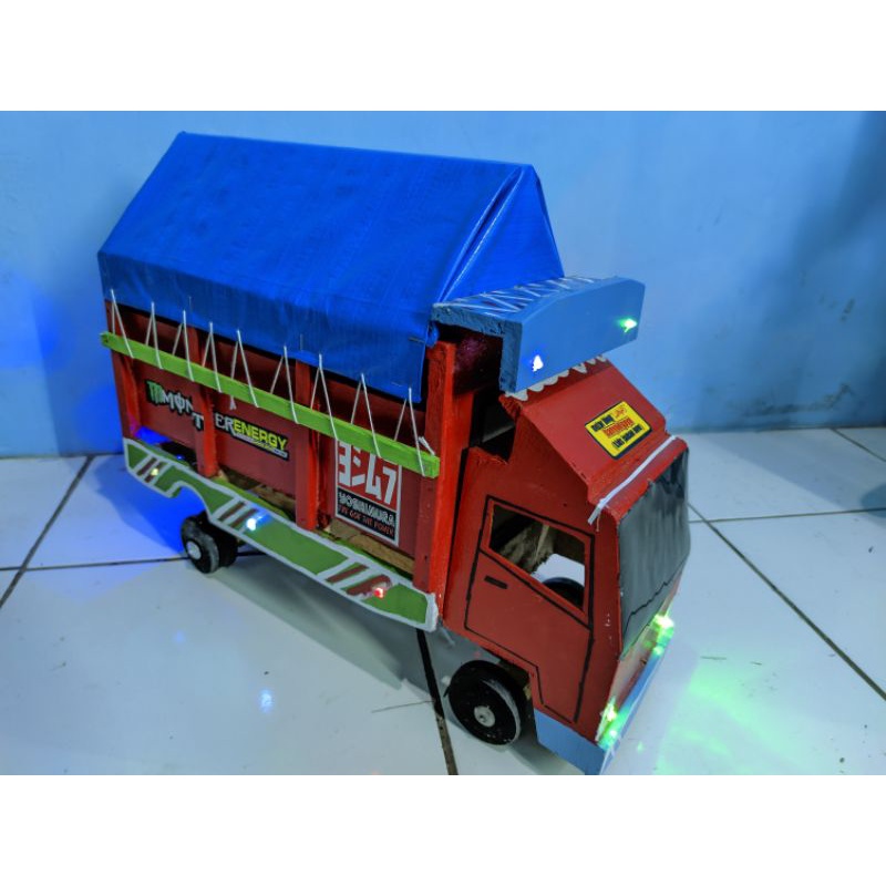 Truk Oleng Mainan Miniatur Kerajinan Kayu