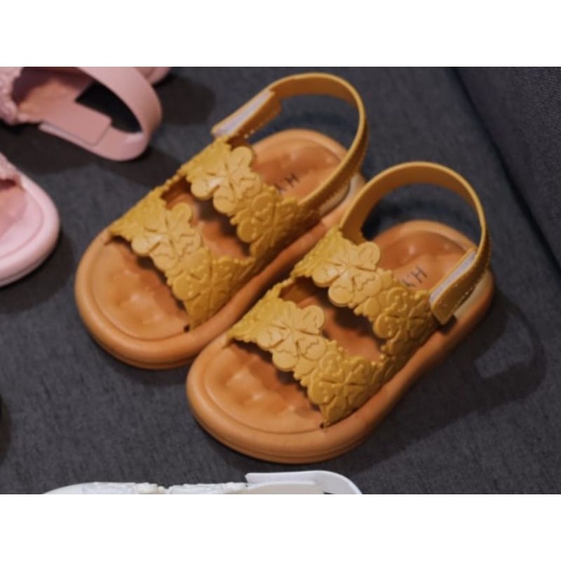 sandal karet anak ban 2 tali belakang motif bunga.sandal gunung anak valcro terbaru hys news.