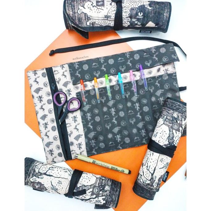 

TERLARIS Pencil Roll Case Tempat Pensil Game of Thrones Map Westeros/TEMPAT PENSIL AESTHETIC/TEMPAT PENSIL ANAK PEREMPUAN/TEMPAT PENSIL LUCU/TEMPAT PENSIL 3D/TEMPAT PENSIL TRANSPARAN/TEMPAT PENSIL LUCU/TEMPAT PENSIL KOREA/TEMPAT PENSIL KAIN/TEMPAT PENSIL