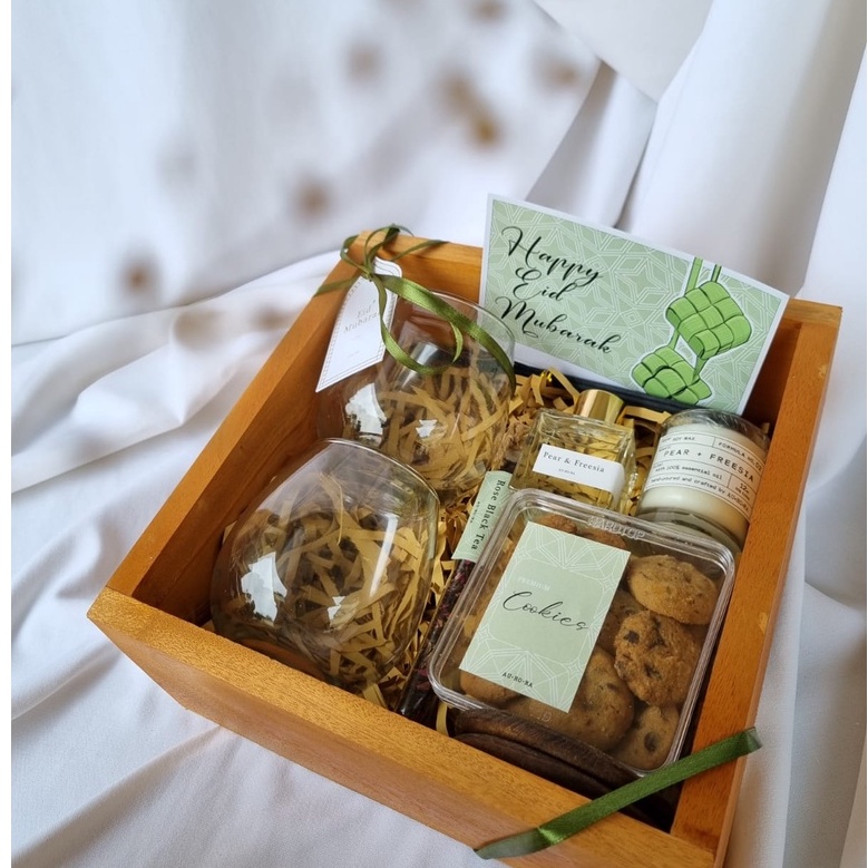 

Aurora Premium Wooden Box Hampers with Reed Diffuser Lebaran Hampers