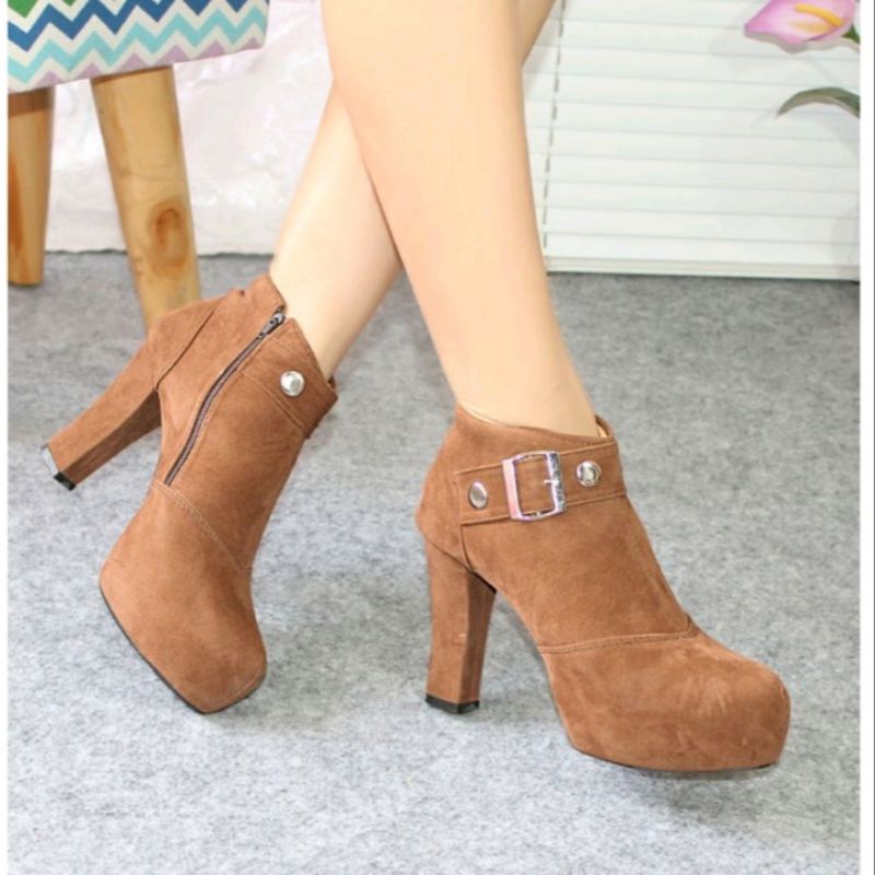 Sepatu Boots Wanita Heels 10cm – Ankle Boots Resleting Hiasan Gesper Suede Double Busa Nyaman | SBR 
