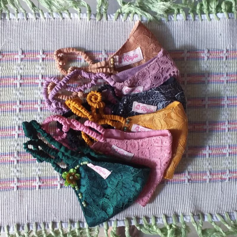 Masker kain brokat (hijab).