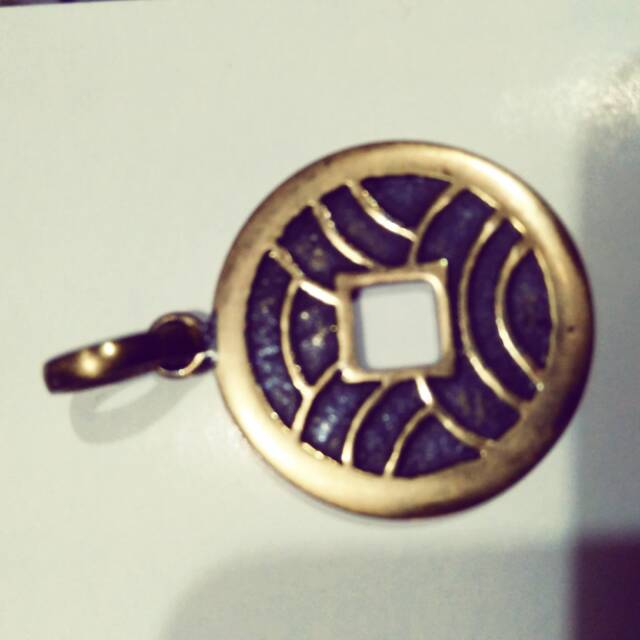 Liontin pis bolong jaring wangbang