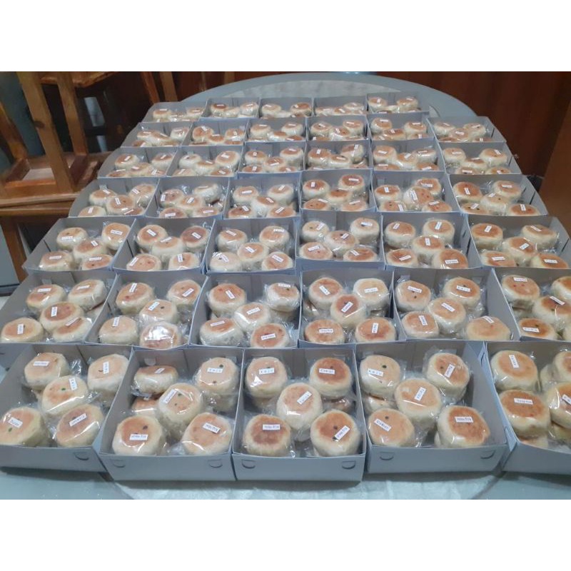 

Kue Pia box isi 10 pcs